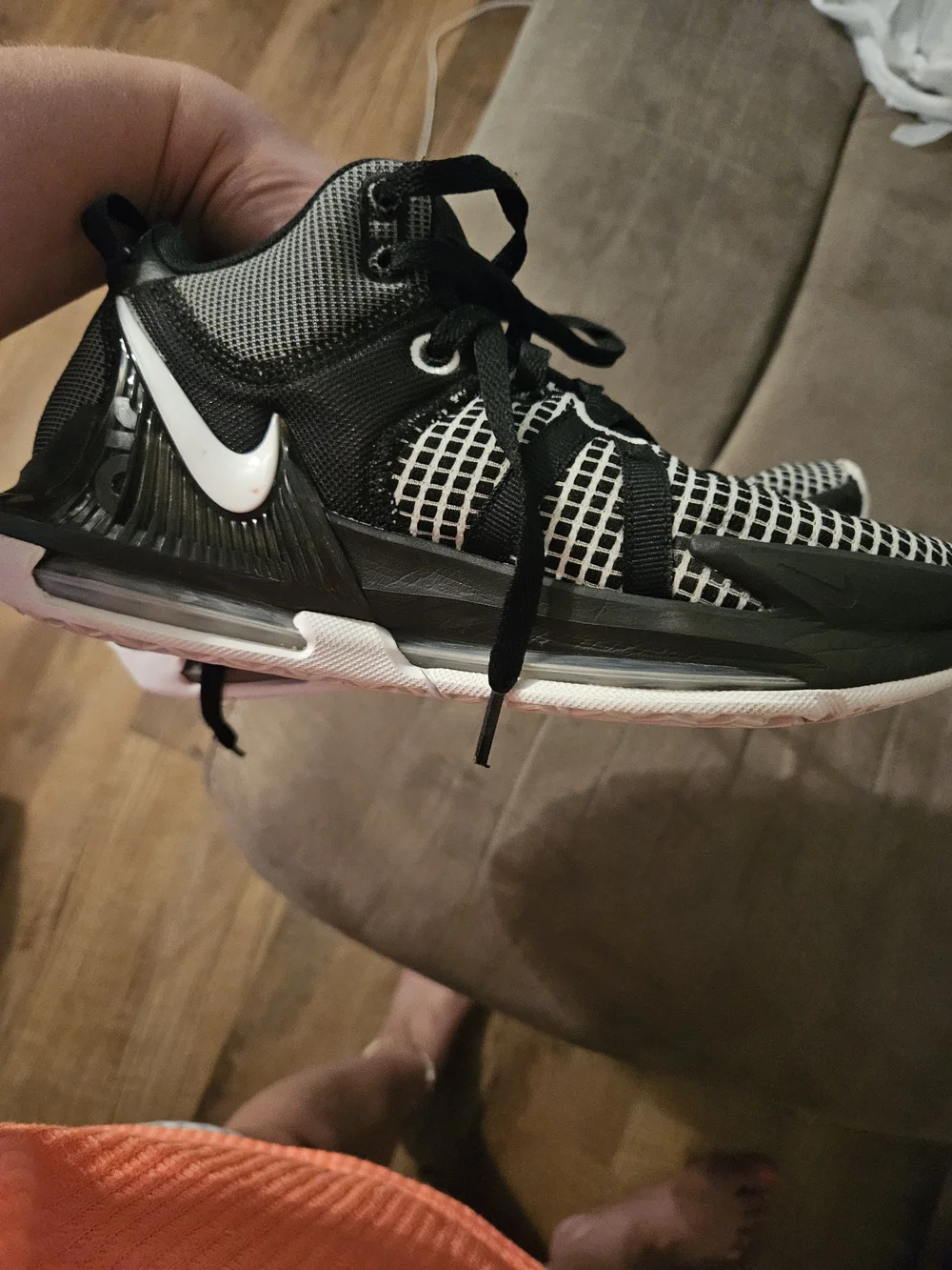 Nike Men’s Lebron Witness 6 Basketball Shoes